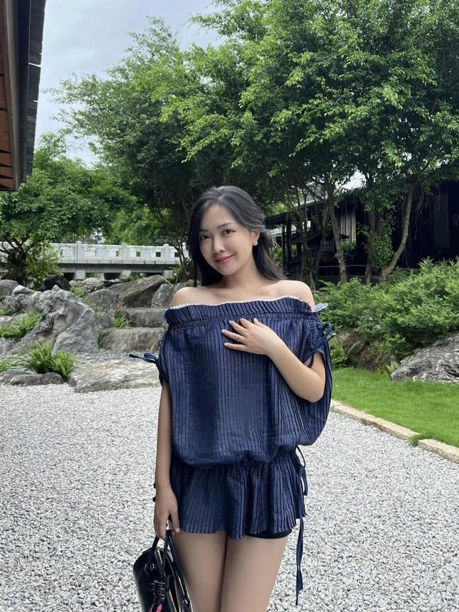 Sắc vóc vợ cầu thủ Việt: Doãn Hải My chuẩn style tiểu thư, Mai Hà Trang nhan sắc vạn người mê-7