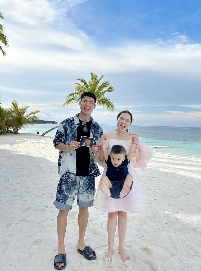 Sắc vóc vợ cầu thủ Việt: Doãn Hải My chuẩn style tiểu thư, Mai Hà Trang nhan sắc vạn người mê-13