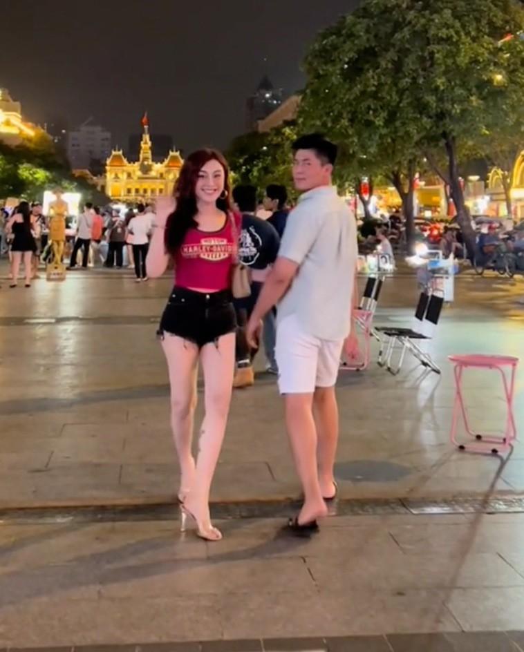Lâm Khánh Chi mặc short tí hon, khoe chân trắng nuột như thiếu nữ khi đi cùng tình trẻ-2