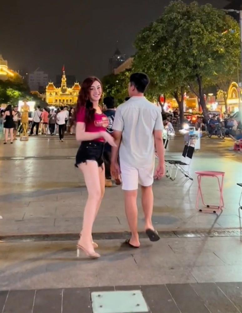 Lâm Khánh Chi mặc short tí hon, khoe chân trắng nuột như thiếu nữ khi đi cùng tình trẻ-3
