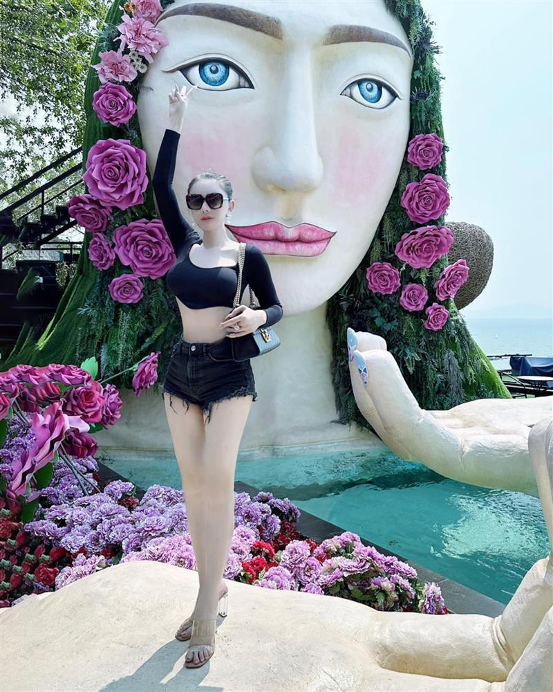 Lâm Khánh Chi mặc short tí hon, khoe chân trắng nuột như thiếu nữ khi đi cùng tình trẻ-7