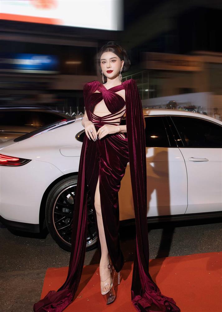 Lâm Khánh Chi mặc short tí hon, khoe chân trắng nuột như thiếu nữ khi đi cùng tình trẻ-8