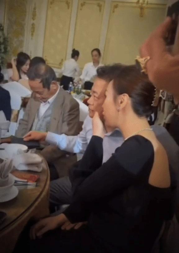 Shark Bình hộ tống vợ bầu Phương Oanh đi ăn cưới, ghi điểm tuyệt đối vì vẫn giữ hành động như lúc mới yêu-2