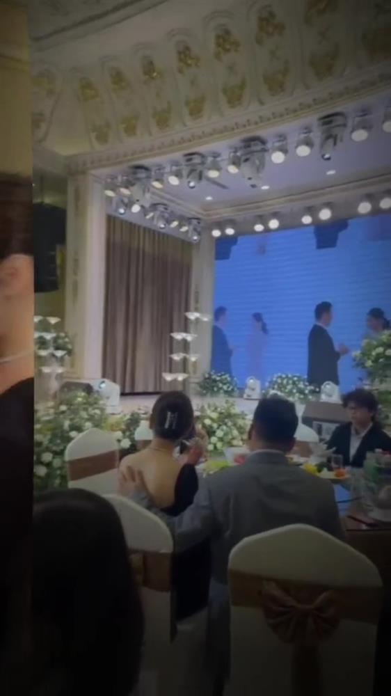 Shark Bình hộ tống vợ bầu Phương Oanh đi ăn cưới, ghi điểm tuyệt đối vì vẫn giữ hành động như lúc mới yêu-3