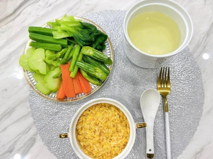 Shark Bình hộ tống vợ bầu Phương Oanh đi ăn cưới, ghi điểm tuyệt đối vì vẫn giữ hành động như lúc mới yêu-7