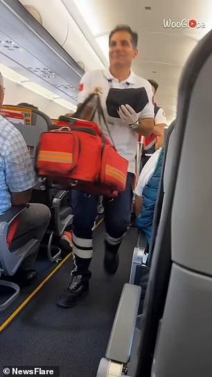 Nữ hành khách bất ngờ chuyển dạ trên máy bay, cả phi hành đoàn trở thành bà đỡ-2