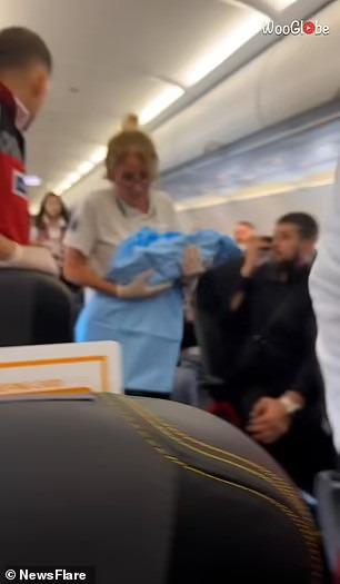 Nữ hành khách bất ngờ chuyển dạ trên máy bay, cả phi hành đoàn trở thành bà đỡ-3