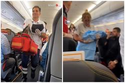 Nữ hành khách bất ngờ chuyển dạ trên máy bay, cả phi hành đoàn trở thành 'bà đỡ'