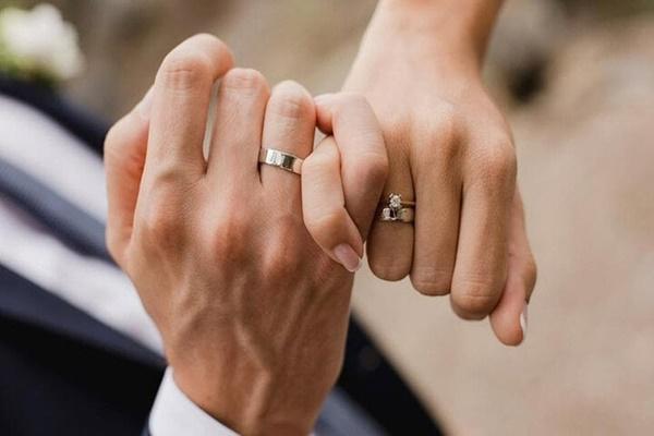 Đến chuyển nhà giúp bạn gái, tôi sững sờ khi thấy cuốn sổ dưới gầm giường-2