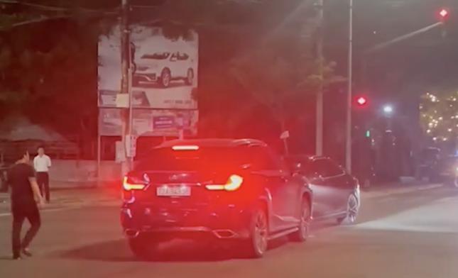 Xác minh xe Lexus liên tục tông trực diện vào xe 4 chỗ-1