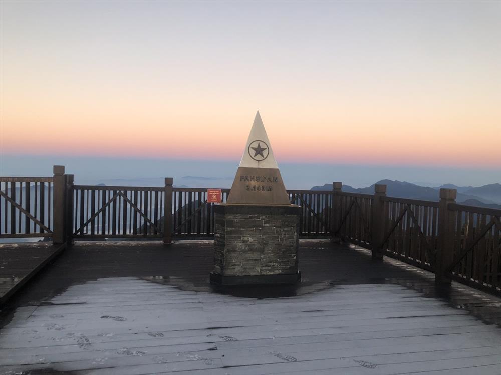 Băng giá xuất hiện trên đỉnh Fansipan-1