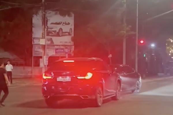 Vụ xe Lexus liên tục tông ô tô: Bắt khẩn cấp 2 tài xế-2
