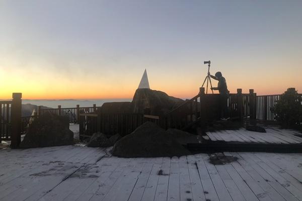 Cảnh sắc tuyệt đẹp khi ánh nắng xuyên băng trên đỉnh Fansipan -1 độ C-8