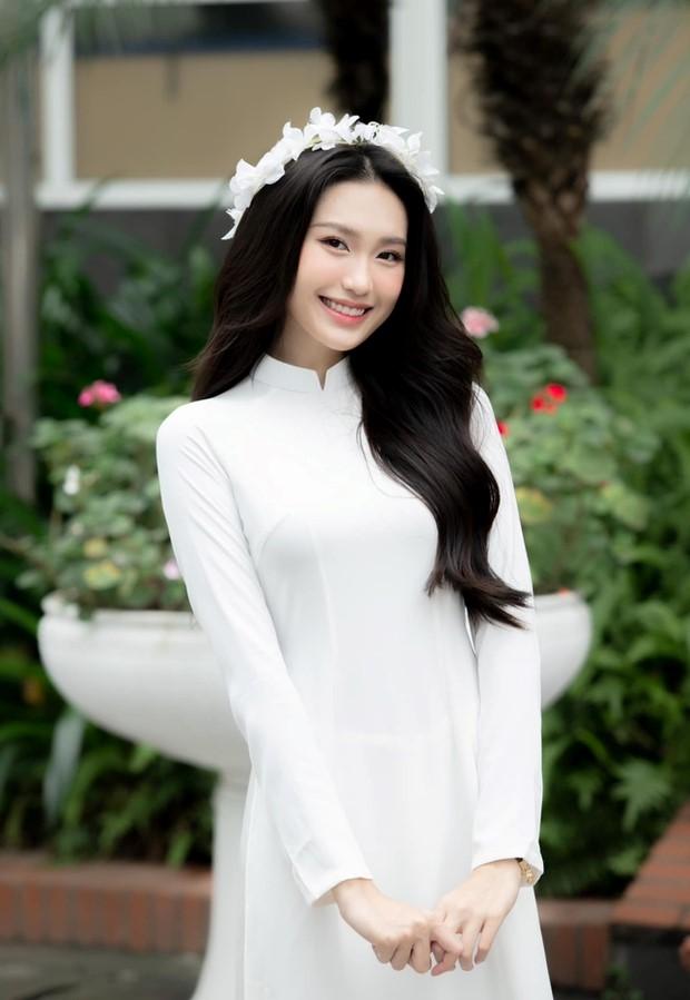 Khoe ảnh thướt tha trong tà áo dài trắng, Doãn Hải My nhận mưa lời khen-1