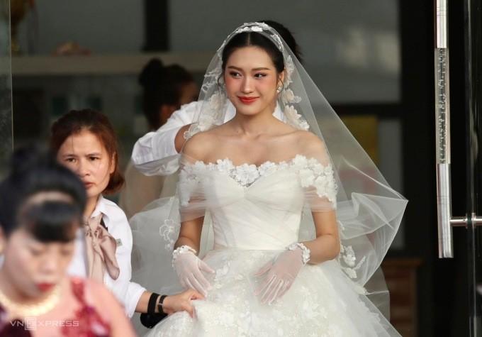 Khoe ảnh thướt tha trong tà áo dài trắng, Doãn Hải My nhận mưa lời khen-4