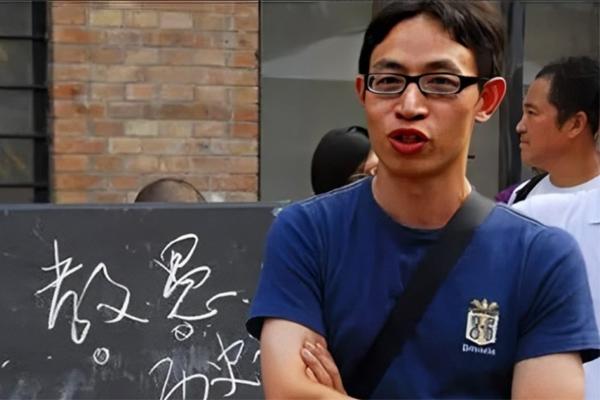 Mất tay phải trong tai nạn, thầy giáo luyện viết tay trái để đứng lớp hơn 30 năm-3