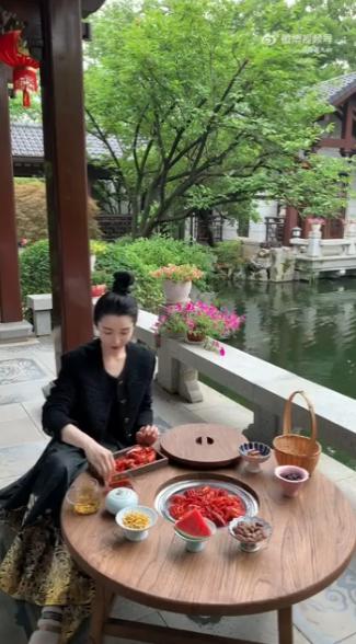 Phú bà 30 tuổi vạn người mê: Sống biệt phủ 1.200m2, mua sắm không xem giá, chồng yêu chiều hết mực-4