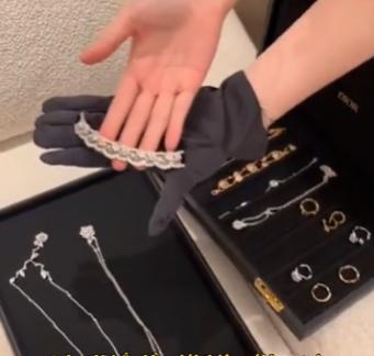 Phú bà 30 tuổi vạn người mê: Sống biệt phủ 1.200m2, mua sắm không xem giá, chồng yêu chiều hết mực-11