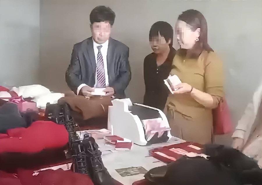 Nhà trai mang tiền sính lễ đến, bố mẹ cô dâu làm điều lạ lùng-1