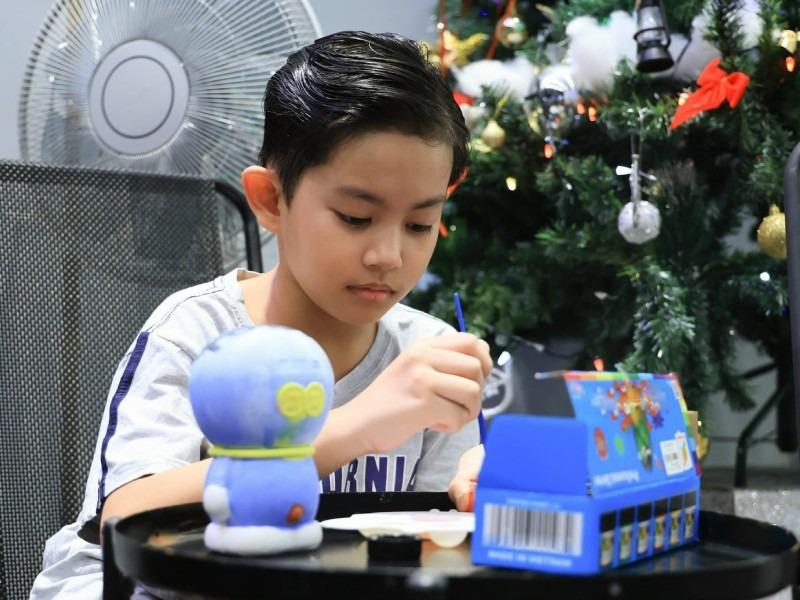 Quý tử nhà Khánh Thi càng lớn càng giống bố, ghi điểm nhờ hành động ga lăng này với mẹ-2