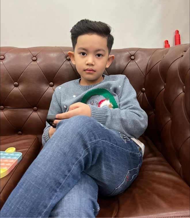 Quý tử nhà Khánh Thi càng lớn càng giống bố, ghi điểm nhờ hành động ga lăng này với mẹ-4