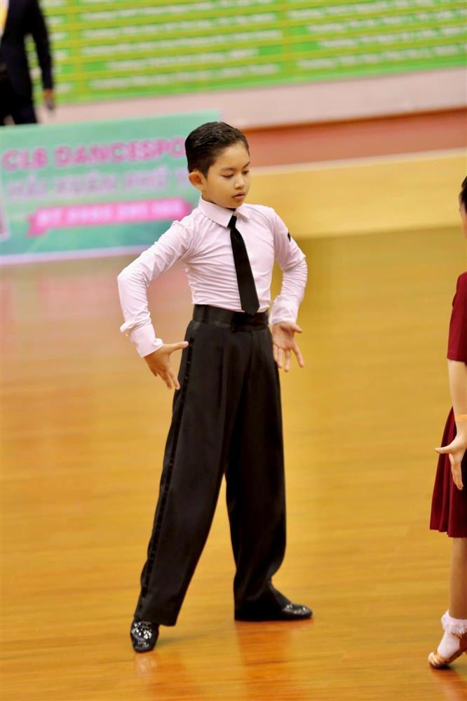 Quý tử nhà Khánh Thi càng lớn càng giống bố, ghi điểm nhờ hành động ga lăng này với mẹ-8