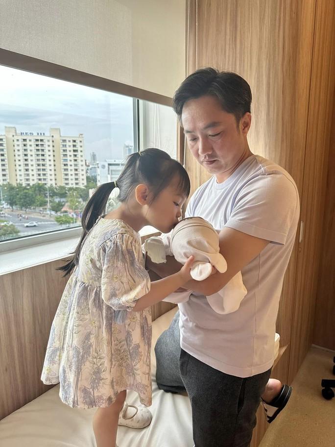 Cường Đô La xả vai chủ tịch, hóa bố bỉm cho quý tử ăn dặm ngày đầu, biểu cảm nhóc tỳ quá đáng yêu-2