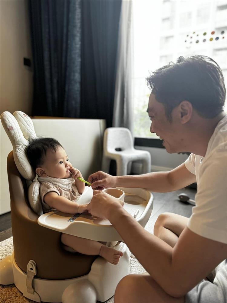 Cường Đô La xả vai chủ tịch, hóa bố bỉm cho quý tử ăn dặm ngày đầu, biểu cảm nhóc tỳ quá đáng yêu-4