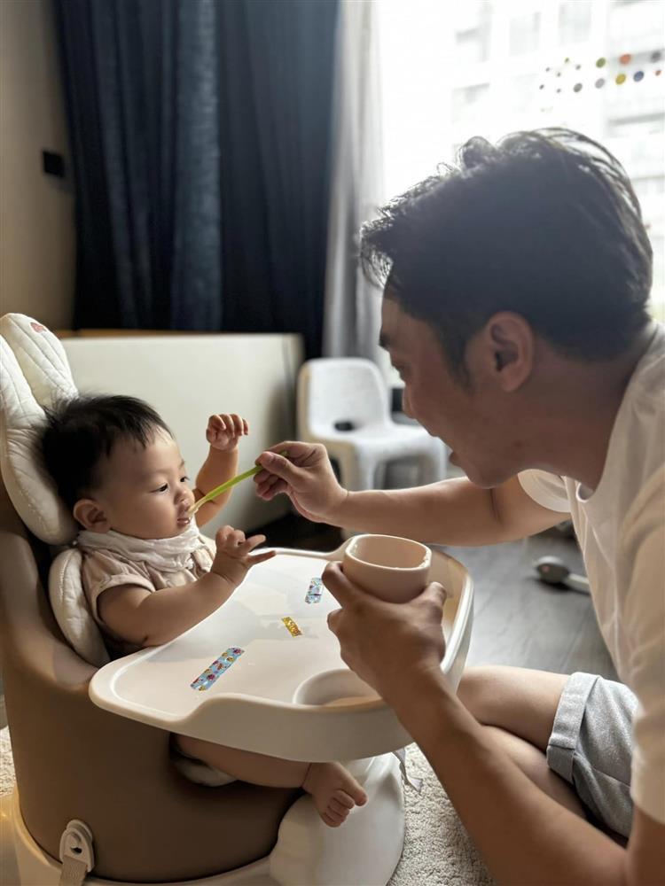 Cường Đô La xả vai chủ tịch, hóa bố bỉm cho quý tử ăn dặm ngày đầu, biểu cảm nhóc tỳ quá đáng yêu-5