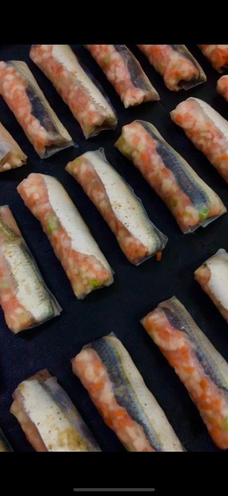 Chả giò cá trích giòn rụm - món cuốn cực ngon đặc sản Phan Thiết: Cách làm và cách ăn chuẩn vị-2
