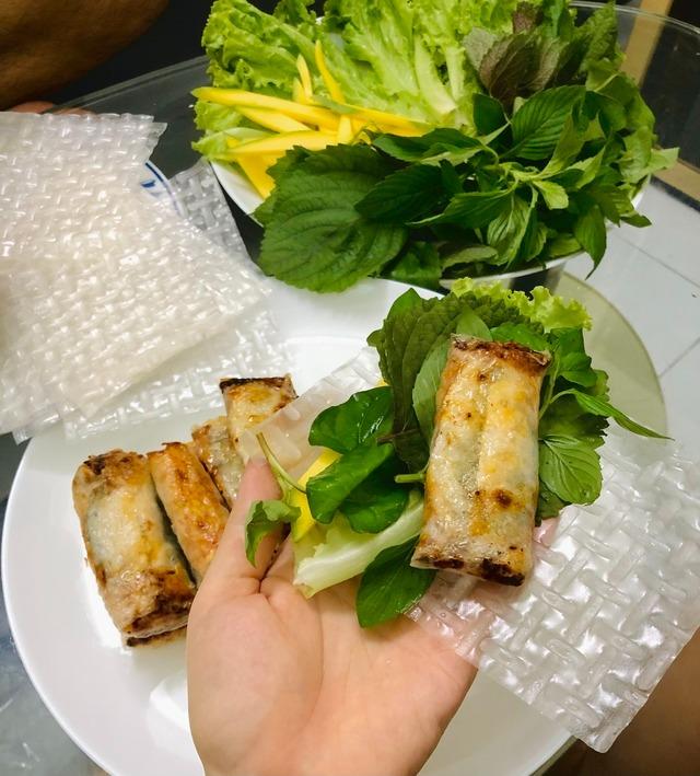 Chả giò cá trích giòn rụm - món cuốn cực ngon đặc sản Phan Thiết: Cách làm và cách ăn chuẩn vị-3