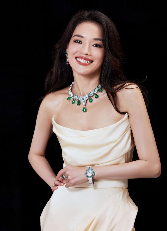 Say đắm trước vẻ quyến rũ của Thư Kỳ khi diện váy cúp, xẻ sâu ở tuổi U50-2