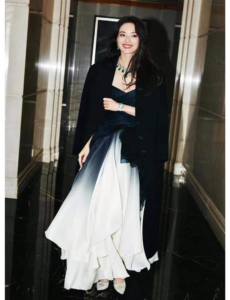 Say đắm trước vẻ quyến rũ của Thư Kỳ khi diện váy cúp, xẻ sâu ở tuổi U50-3