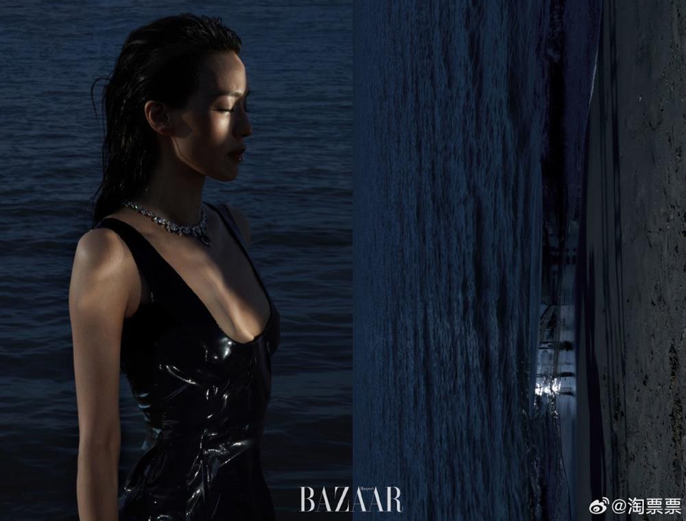 Say đắm trước vẻ quyến rũ của Thư Kỳ khi diện váy cúp, xẻ sâu ở tuổi U50-4