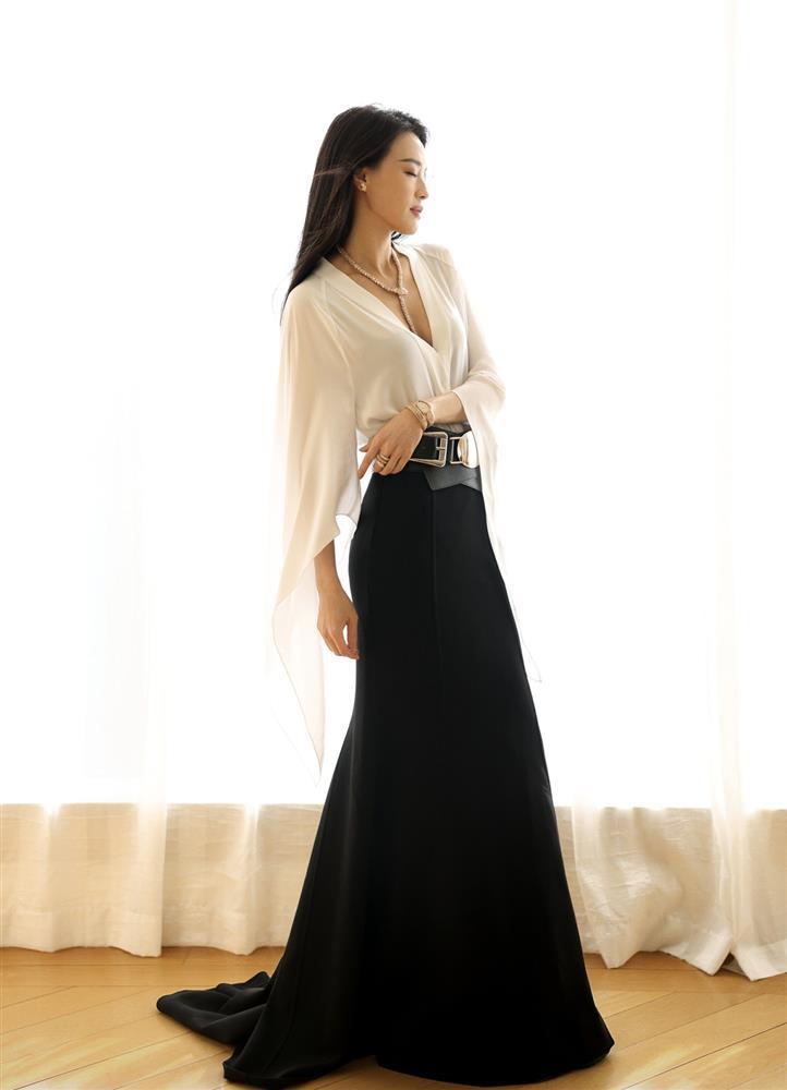 Say đắm trước vẻ quyến rũ của Thư Kỳ khi diện váy cúp, xẻ sâu ở tuổi U50-6