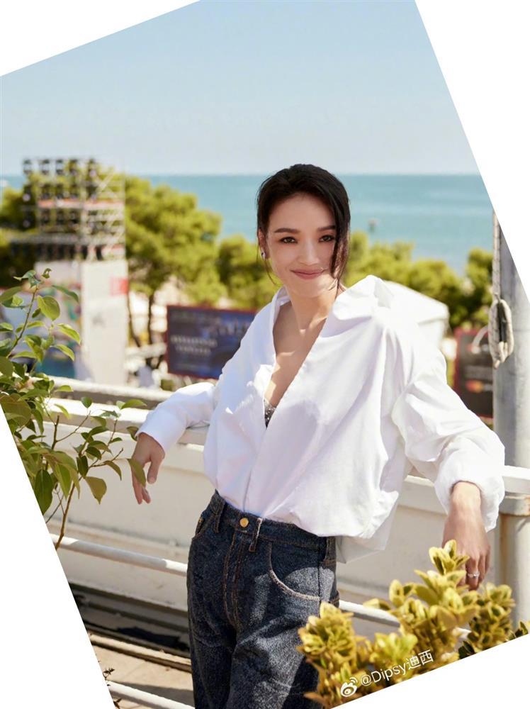 Say đắm trước vẻ quyến rũ của Thư Kỳ khi diện váy cúp, xẻ sâu ở tuổi U50-9