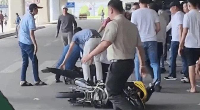 Lý do 2 thiếu niên phóng xe máy thông chốt an ninh sân bay Tân Sơn Nhất-1