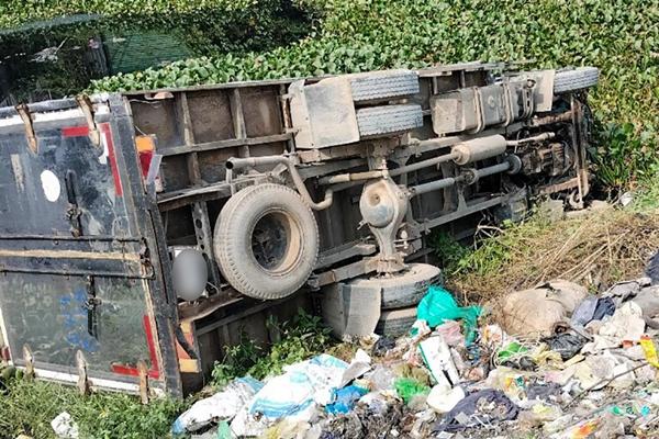 Xe tải lật dưới kênh ở TPHCM, nữ tài xế may mắn thoát nạn-1