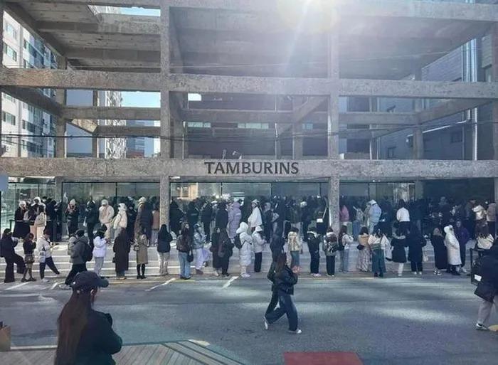 Jennie (BLACKPINK) khiến hàng nghìn người xếp hàng dài dưới cái lạnh -3°C-2