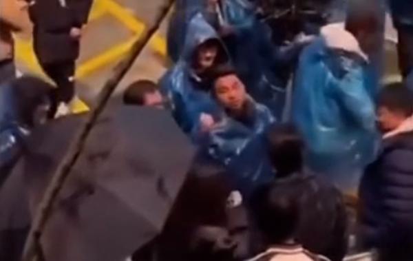 Bạch Lộc bị tố hùa theo đoàn phim cười cợt, thiếu tôn trọng Vương Hạc Đệ-2