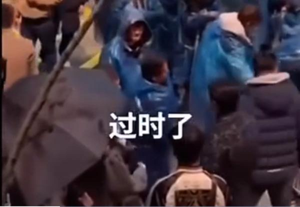 Bạch Lộc bị tố hùa theo đoàn phim cười cợt, thiếu tôn trọng Vương Hạc Đệ-3