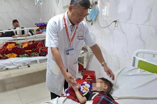 Công an xác minh tin 'bé 2 tuổi bị kẻ gây tai nạn ném vào bụi gây vỡ sọ'