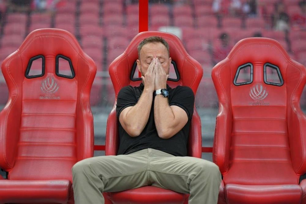 Giữa tin đồn bị HLV Park thay thế, HLV Mano Polking bật khóc nức nở-3