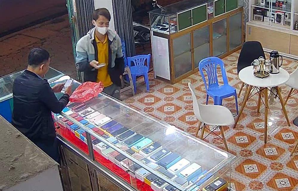 Thua đánh bạc 700 triệu đồng, thanh niên vào tiệm điện thoại cướp iPhone-2