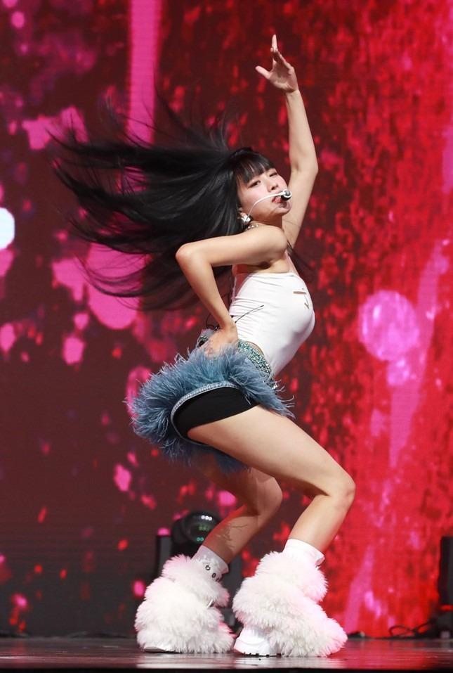 Nữ ca sĩ bị chỉ trích vì thường mặc đồ cắt xẻ táo bạo-2