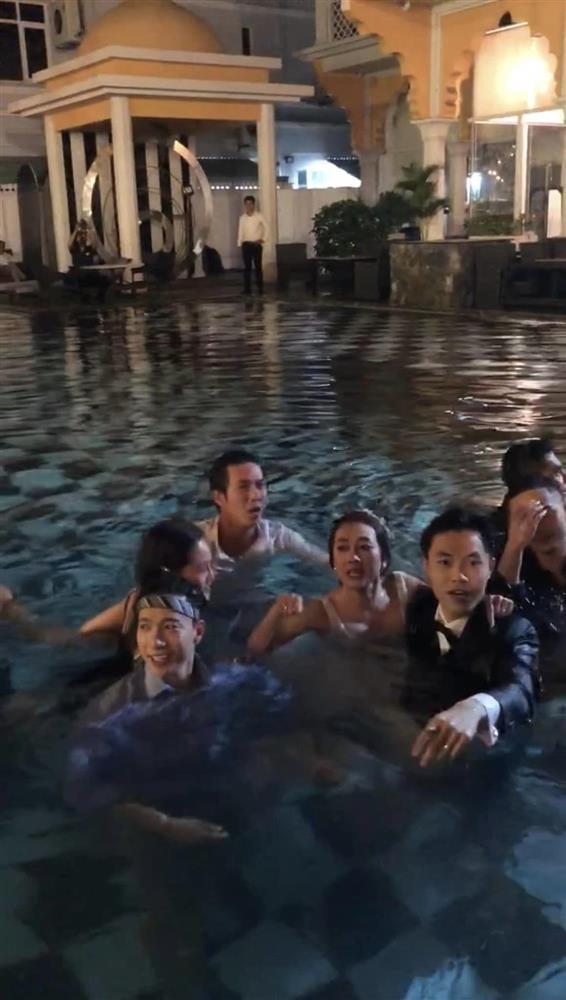 Dàn sao Việt ướt sũng sau tiệc cưới Phương Lan-6