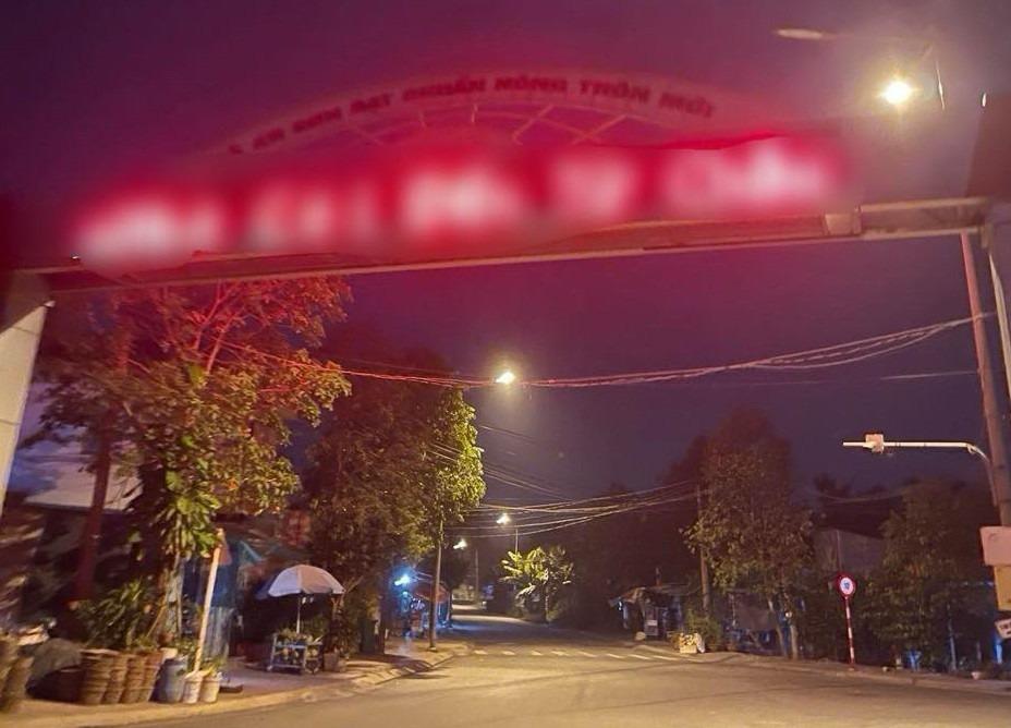Cổng chào xã ở Bình Dương xuất hiện dòng chữ lạ, nghi giới thiệu cá cược bóng đá-1