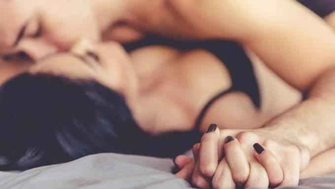 Đêm tân hôn không như mong đợi và nỗi lòng thầm kín của người vợ giả vờ lên đỉnh suốt bao năm-1