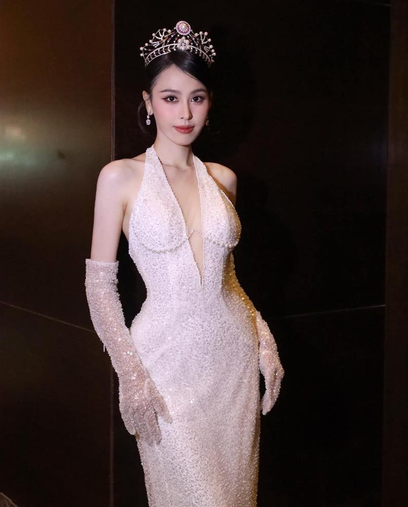 Hoa hậu Đào Ái Nhi đụng váy Đỗ Thị Hà, Jennifer Phạm