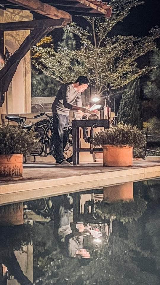 Đời thường giản dị của NSND Trung Anh khác xa ông chủ tịch Chúng Ta Của 8 Năm Sau-8